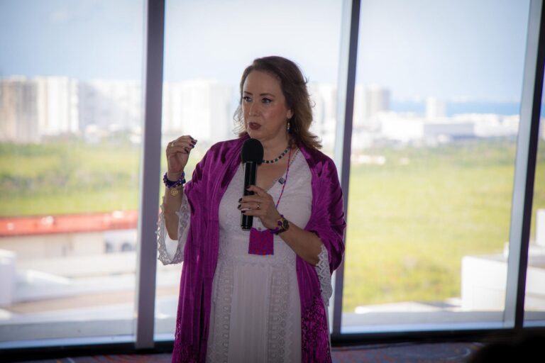 Yasmín Esquivel Mossa precisa función del Congreso en licencias